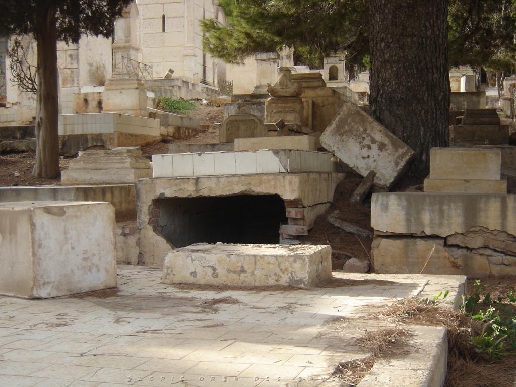 CIMETIERE SEPTEMBRE 2006 MERS EL KEBIR 02.jpg